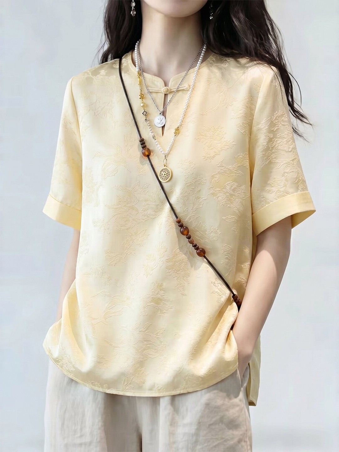 Embroidery Artist - Elegant Short Sleeve Women's Top Floral